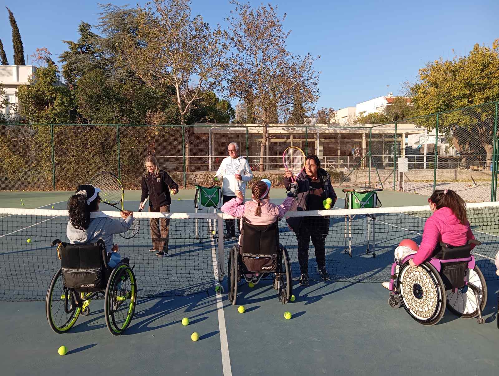 Πρόγραμμα tennis σε αμαξίδιο
